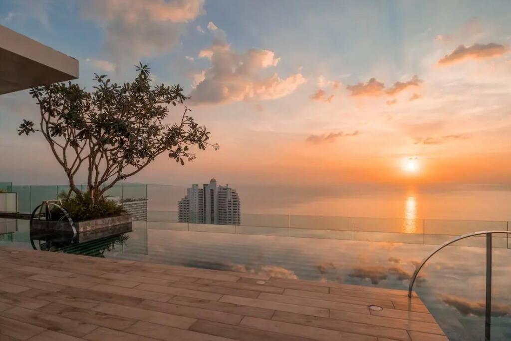 The Riviera Jomtien Apartment Exterior photo
